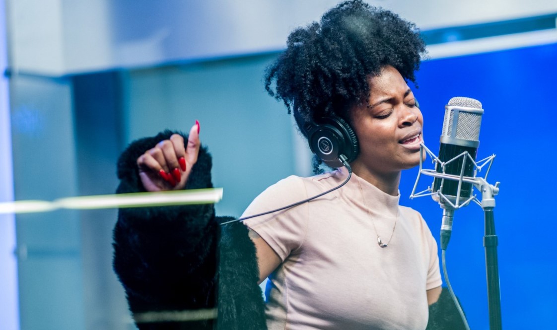 How to Contact Ari Lennox: Phone number, Texting, Email Id, Fanmail Address and Contact Details