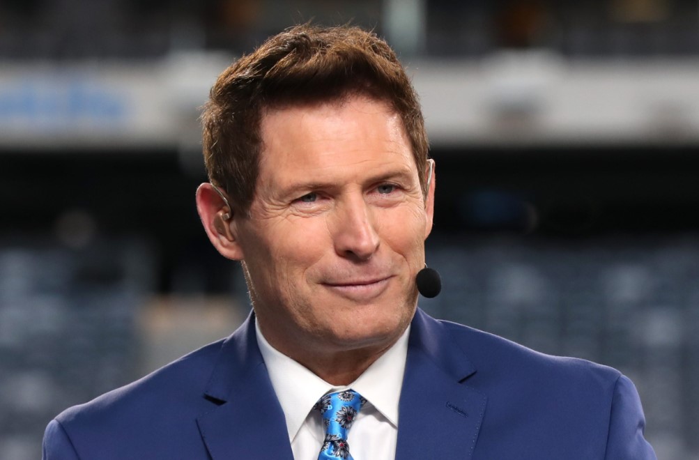 How to Contact Steve Young: Phone number, Texting, Email Id, Fanmail Address and Contact Details