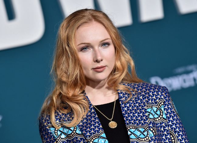 How to Contact Molly Quinn: Phone number, Texting, Email Id, Fanmail Address and Contact Details