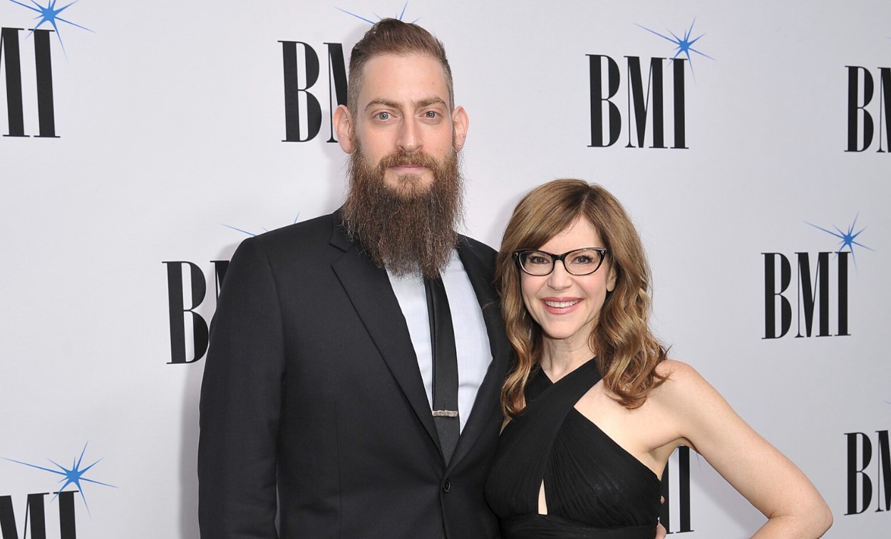 How to Contact Lisa Loeb: Phone number, Texting, Email Id, Fanmail Address and Contact Details