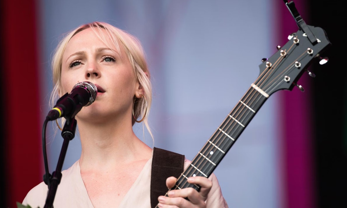 How to Contact Laura Marling: Phone number